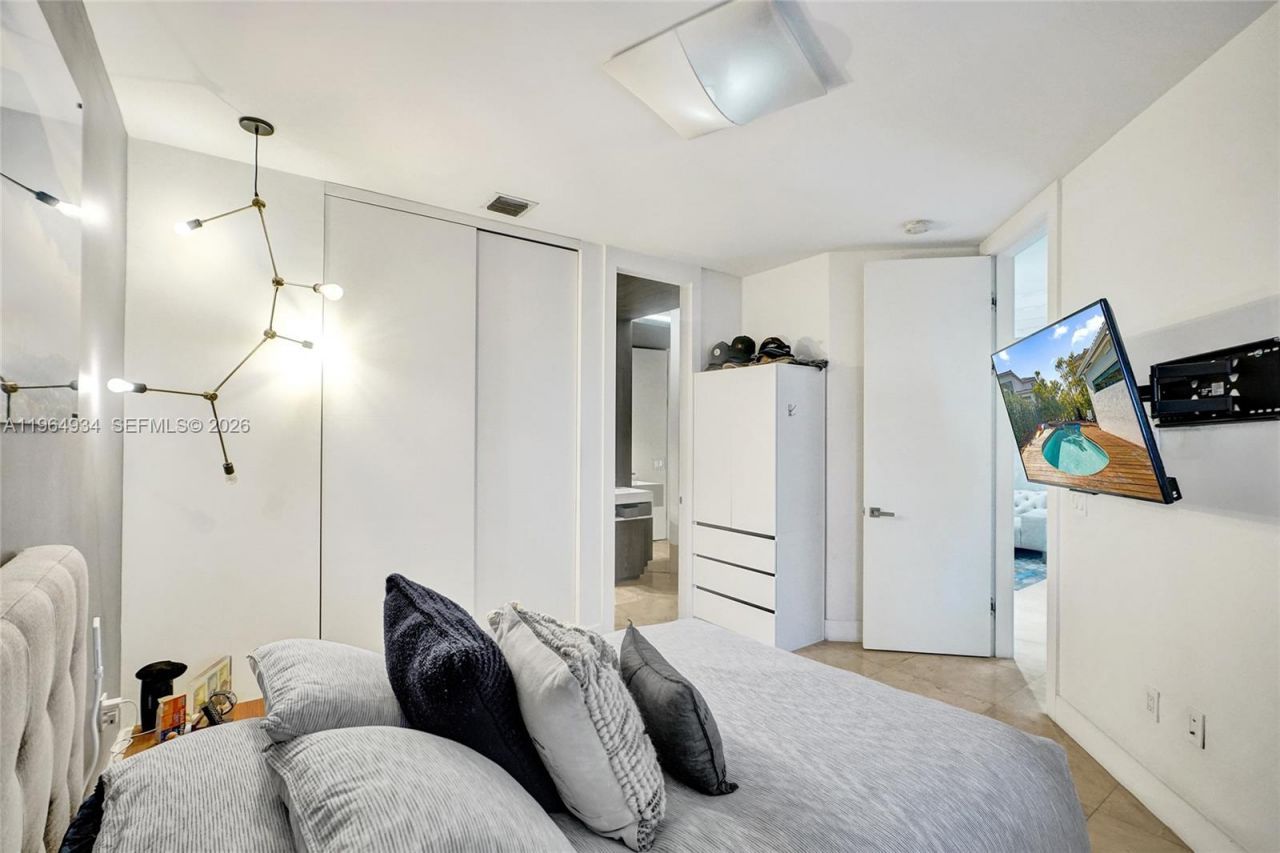 1662 Diplomat Dr, Miami, FL 33179 Photo