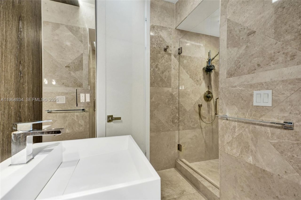 1662 Diplomat Dr, Miami, FL 33179 Photo