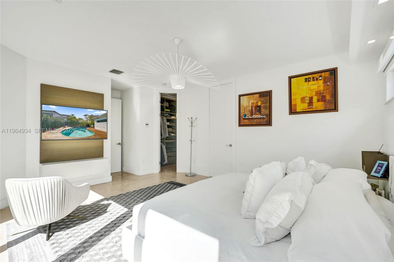 1662 Diplomat Dr, Miami, FL 33179 Photo