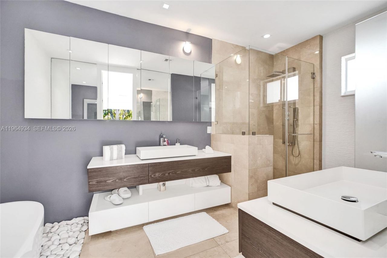 1662 Diplomat Dr, Miami, FL 33179 Photo