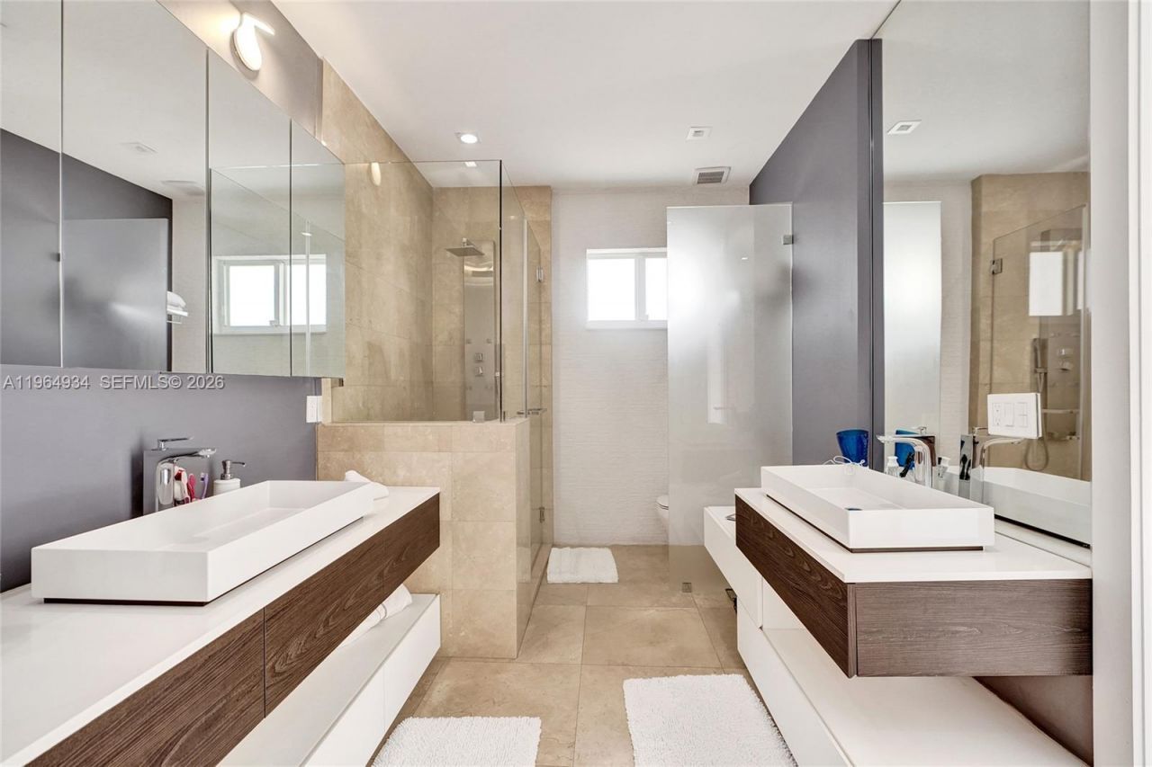 1662 Diplomat Dr, Miami, FL 33179 Photo