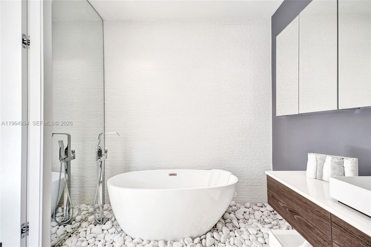 1662 Diplomat Dr, Miami, FL 33179 Photo