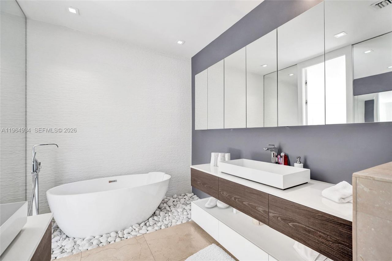 1662 Diplomat Dr, Miami, FL 33179 Photo