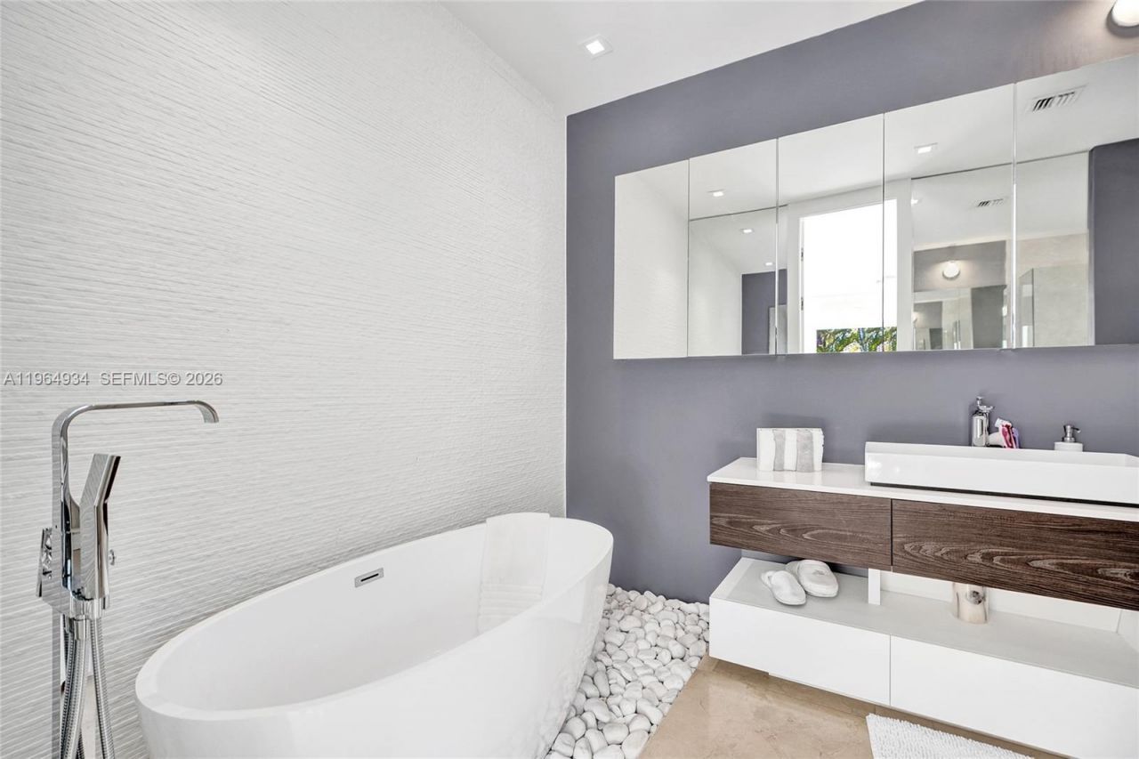 1662 Diplomat Dr, Miami, FL 33179 Photo