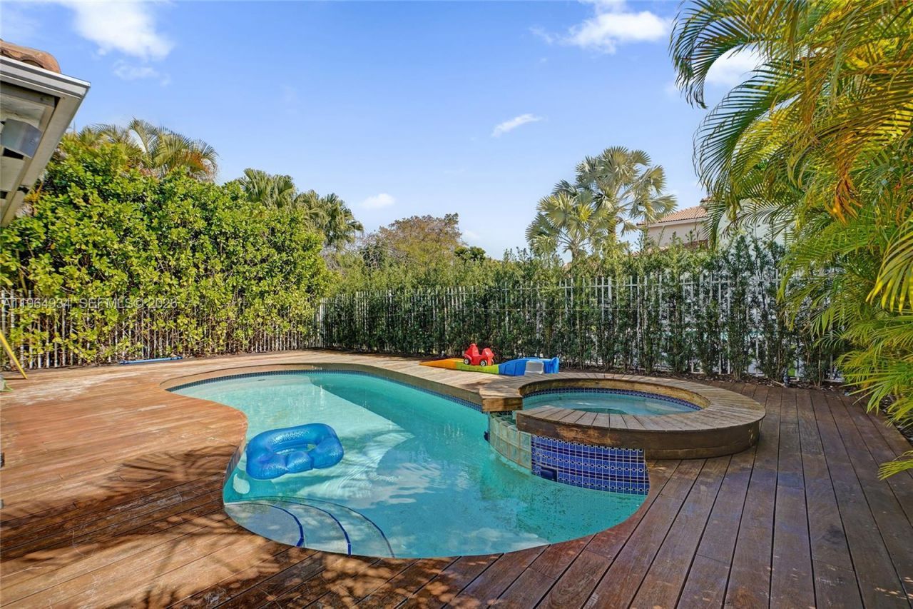 1662 Diplomat Dr, Miami, FL 33179 Photo