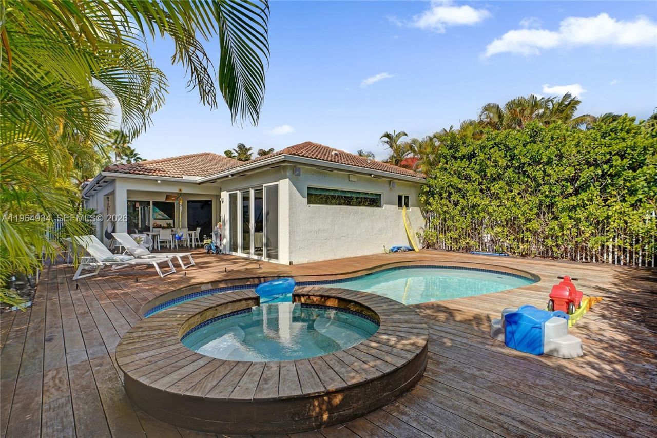 1662 Diplomat Dr, Miami, FL 33179 Photo