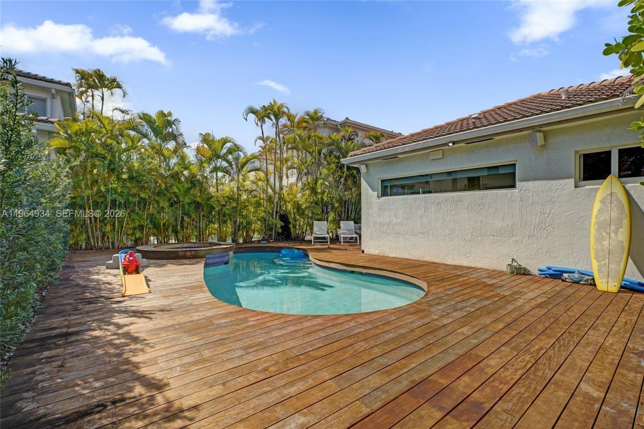 1662 Diplomat Dr, Miami, FL 33179 Photo