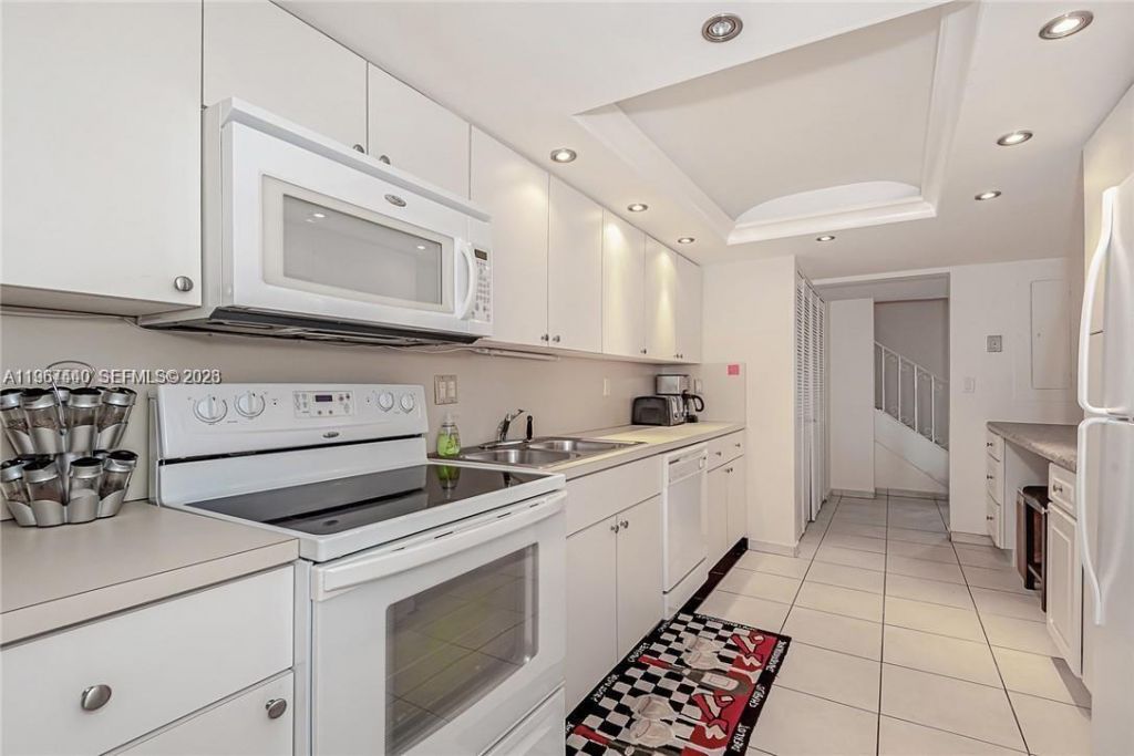 2304 NE 7th St, Unit 27, Hallandale Beach, FL 33009 Photo