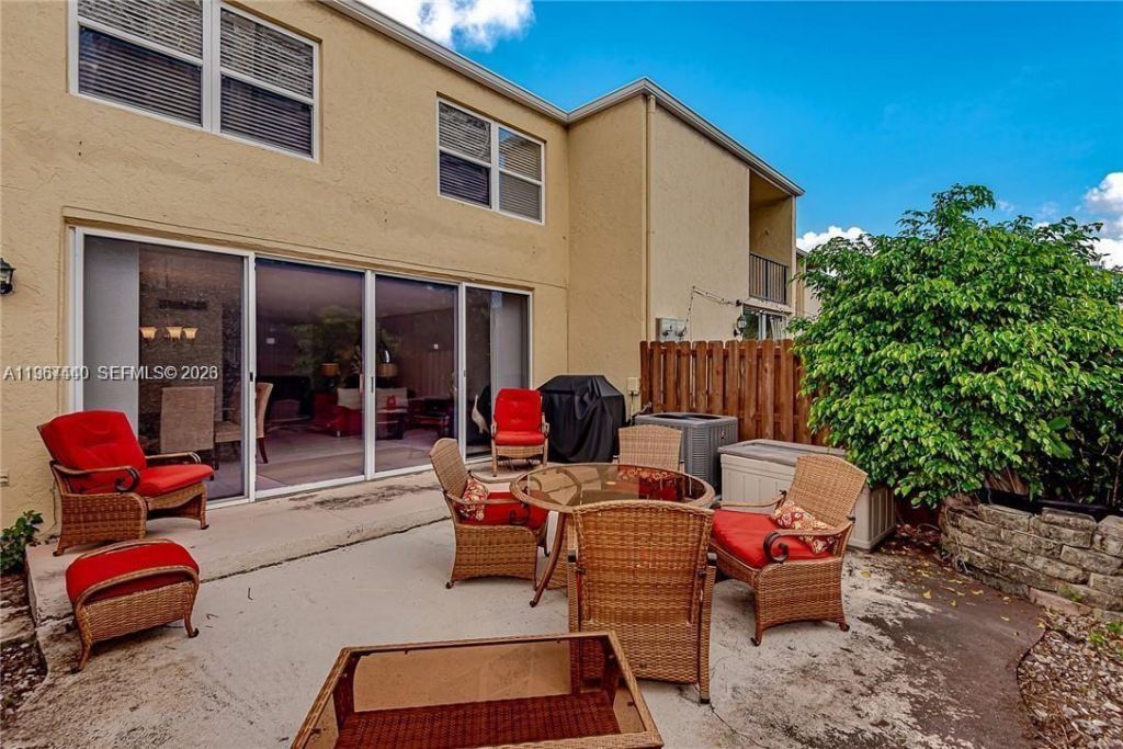 2304 NE 7th St, Unit 27, Hallandale Beach, FL 33009 Photo