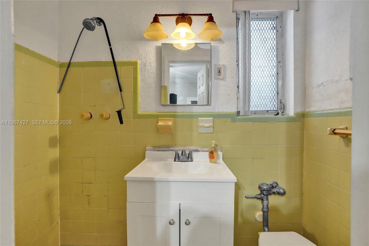 8420 Byron Ave, Unit 7, Miami Beach, FL 33141 Photo