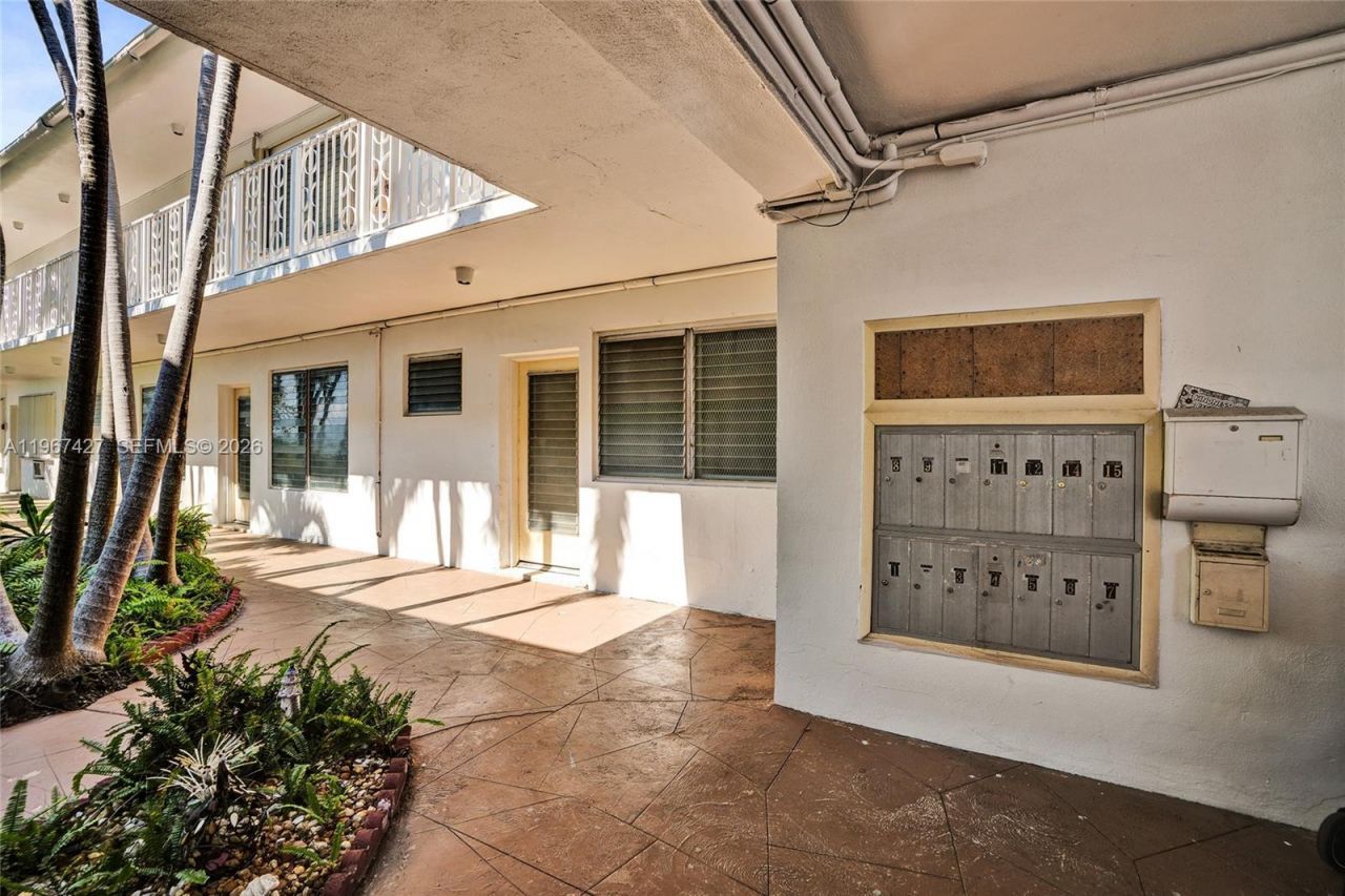 8420 Byron Ave, Unit 7, Miami Beach, FL 33141 Photo