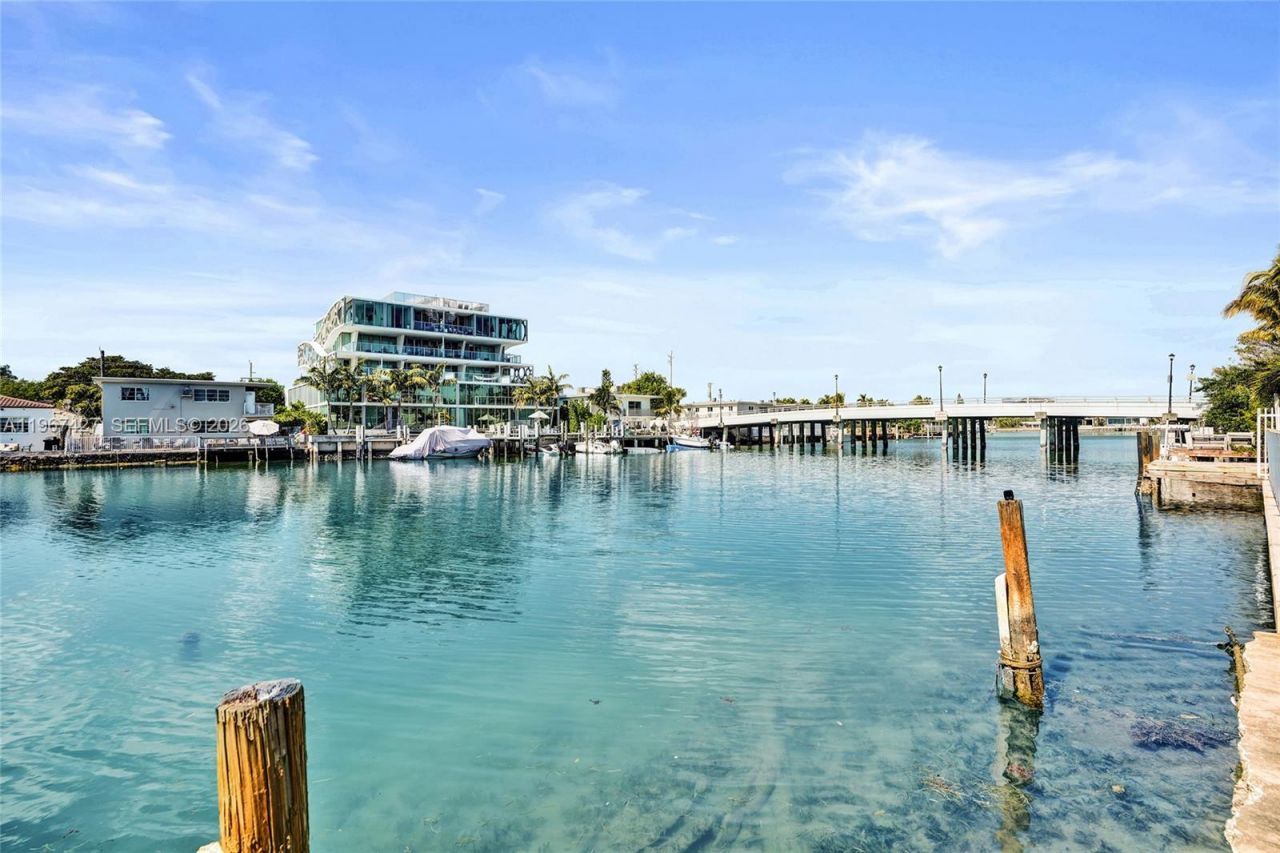 8420 Byron Ave, Unit 7, Miami Beach, FL 33141 Photo