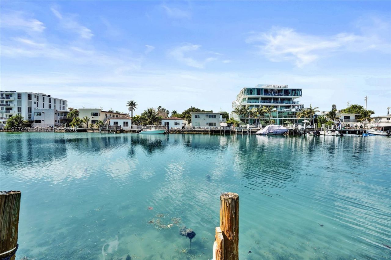 8420 Byron Ave, Unit 7, Miami Beach, FL 33141 Photo