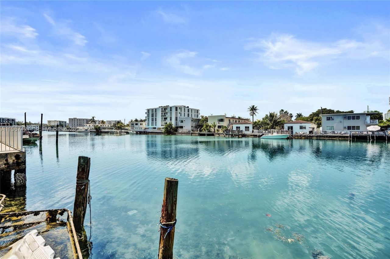 8420 Byron Ave, Unit 7, Miami Beach, FL 33141 Photo