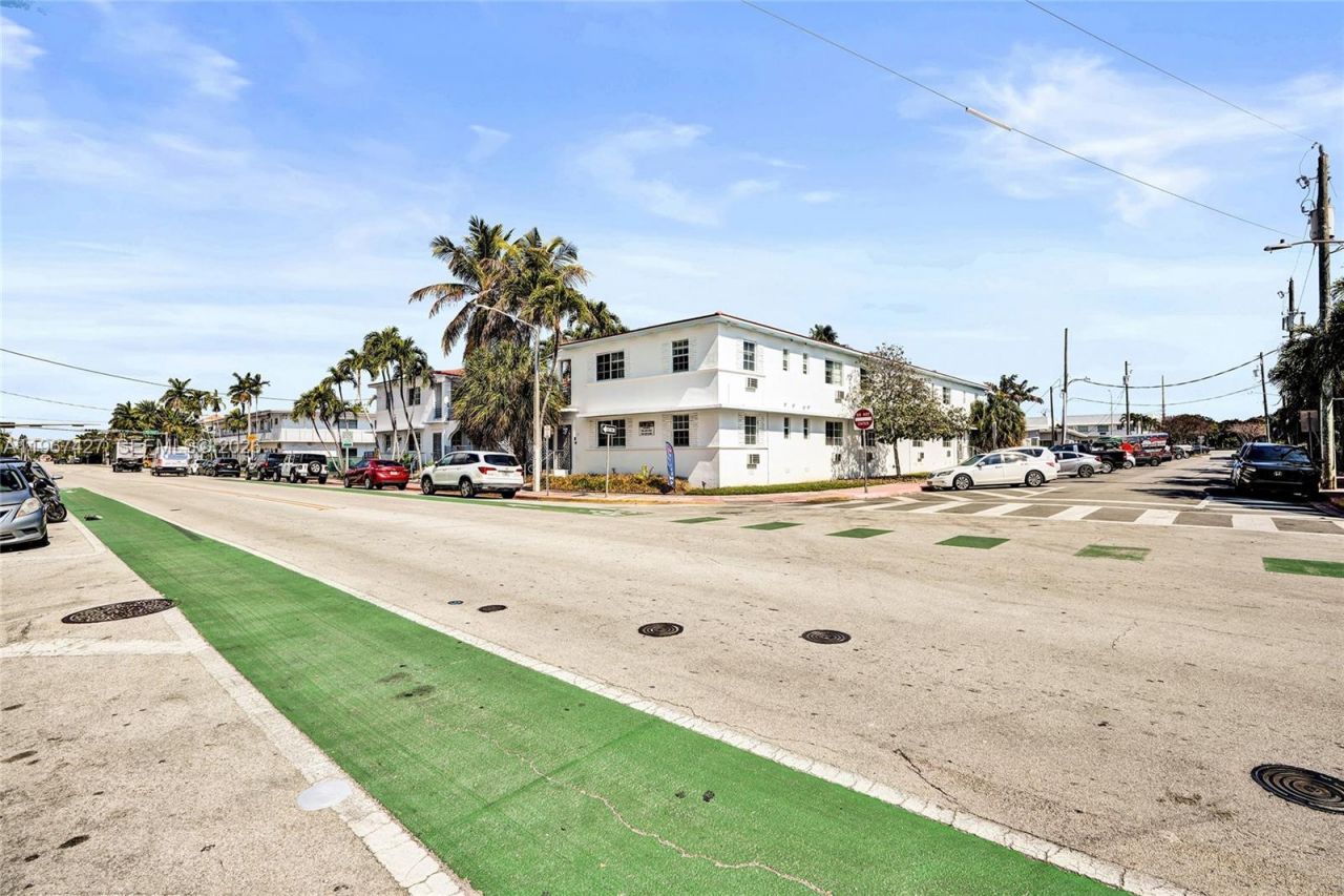 8420 Byron Ave, Unit 7, Miami Beach, FL 33141 Photo