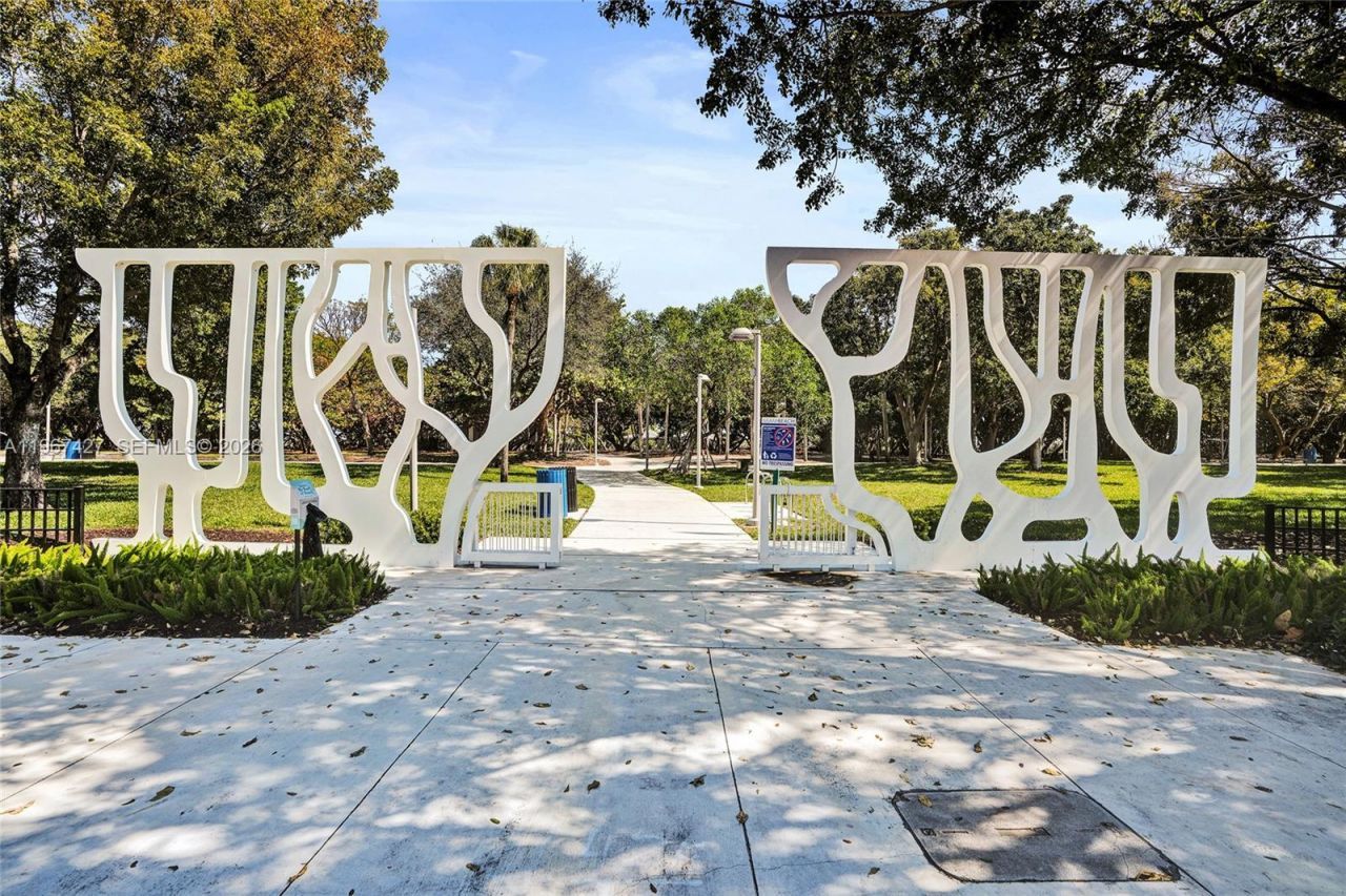 8420 Byron Ave, Unit 7, Miami Beach, FL 33141 Photo