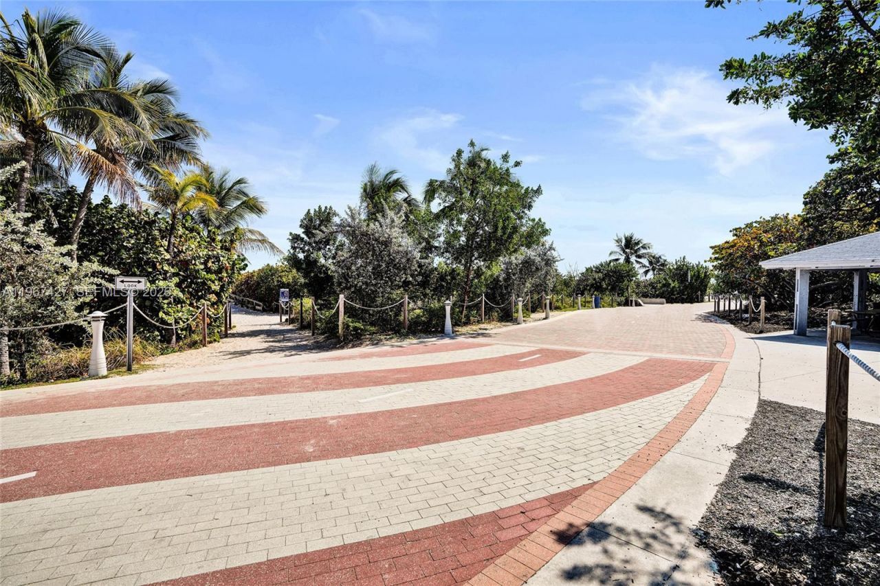 8420 Byron Ave, Unit 7, Miami Beach, FL 33141 Photo