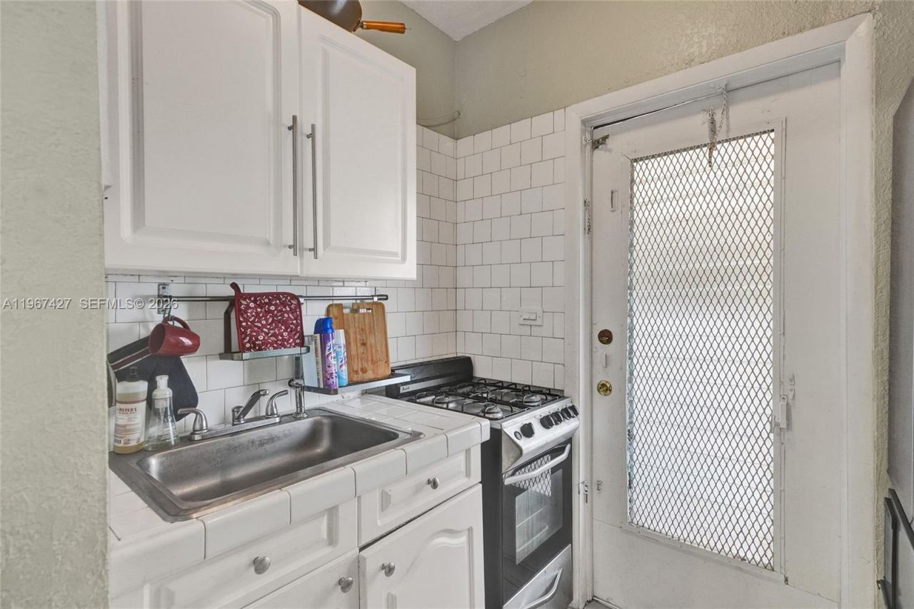 8420 Byron Ave, Unit 7, Miami Beach, FL 33141 Photo