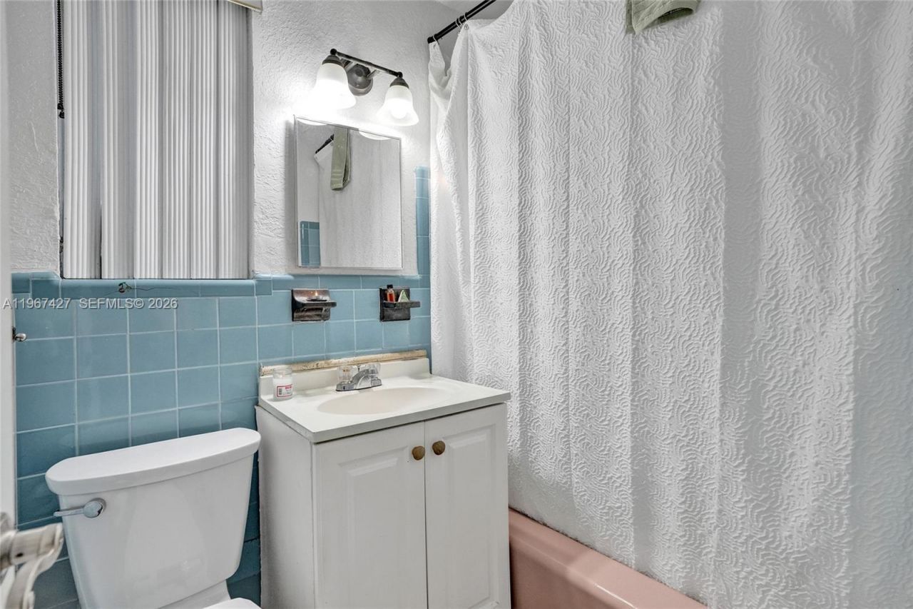 8420 Byron Ave, Unit 7, Miami Beach, FL 33141 Photo