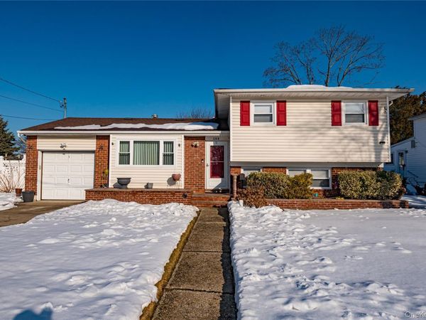 389 Beebe Court , North Babylon, NY 11703