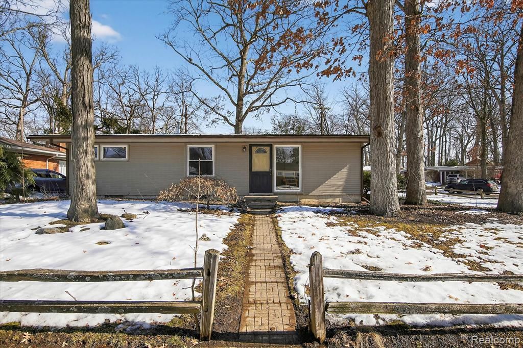 2344 S Circle Drive, Ann Arbor, MI 48103 Main Photo