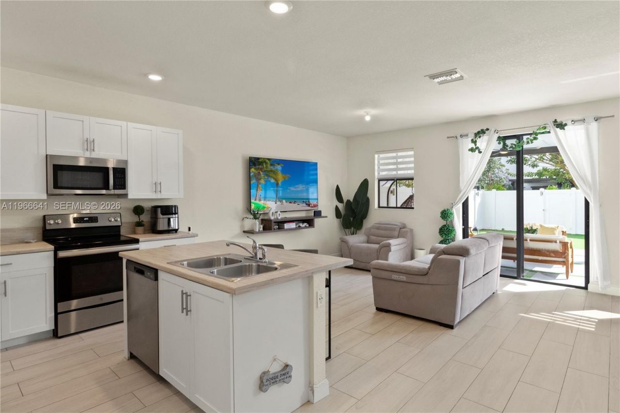 3226 W 108th St, Hialeah, FL 33018 Photo