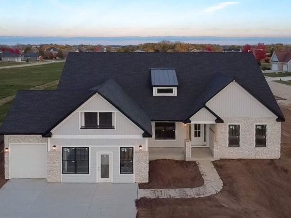 1238 Parkside Drive, Sycamore, IL 60178