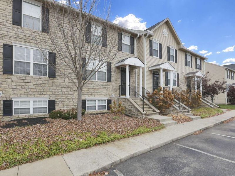 243 Oxford Oak Drive, Blacklick, OH 43004 Photo 2