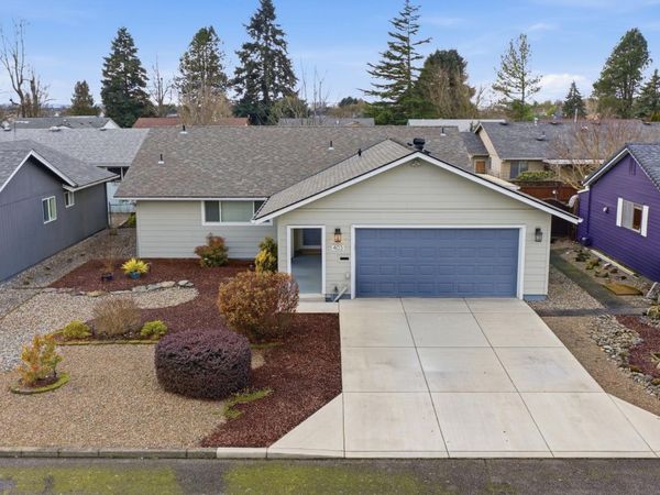 403 E Clackamas Cir, Woodburn, OR 97071