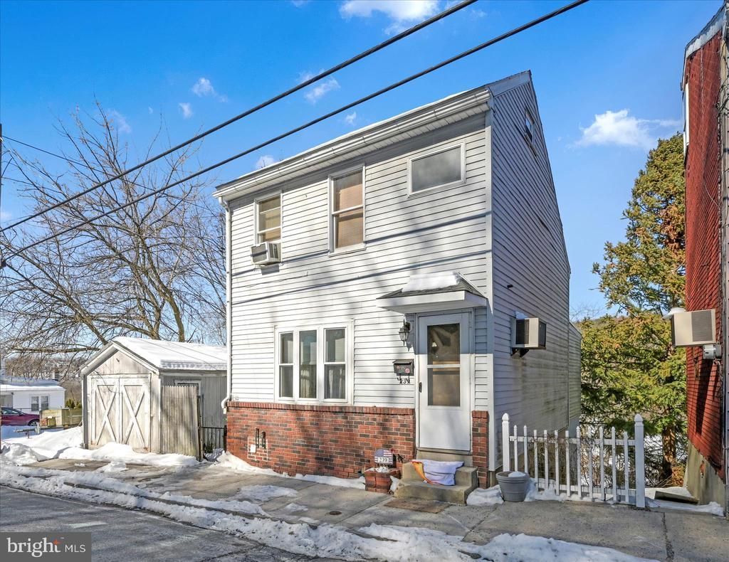 239 W Savory Street, Pottsville, PA 17901 Main Photo