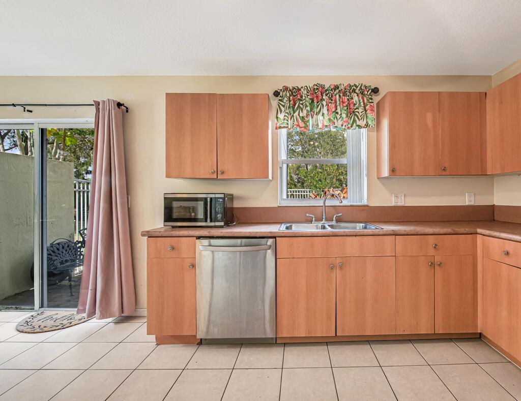845 Imperial Lake Road, West Palm Beach, FL 33413 Photo