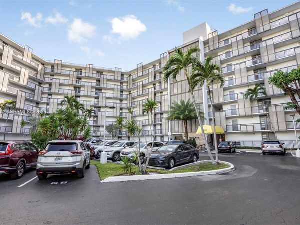 20500 W Country Club Dr , Unit 607, Aventura, FL 33180