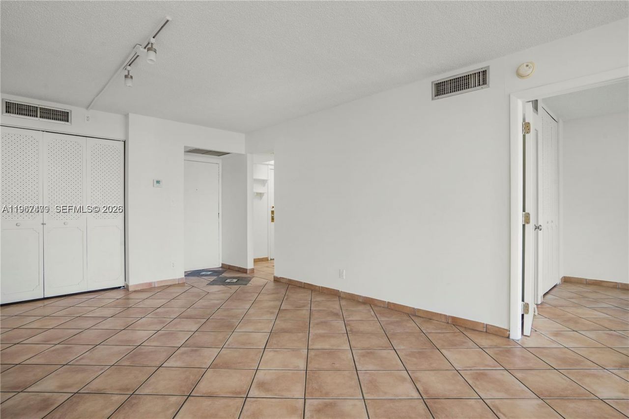 20500 W Country Club Dr , Unit 607, Aventura, FL 33180 Photo