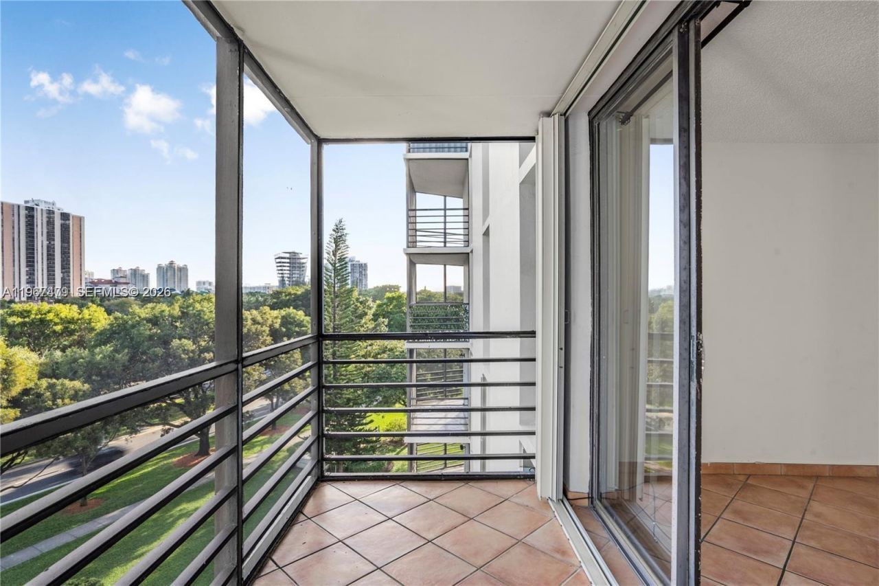 20500 W Country Club Dr , Unit 607, Aventura, FL 33180 Photo