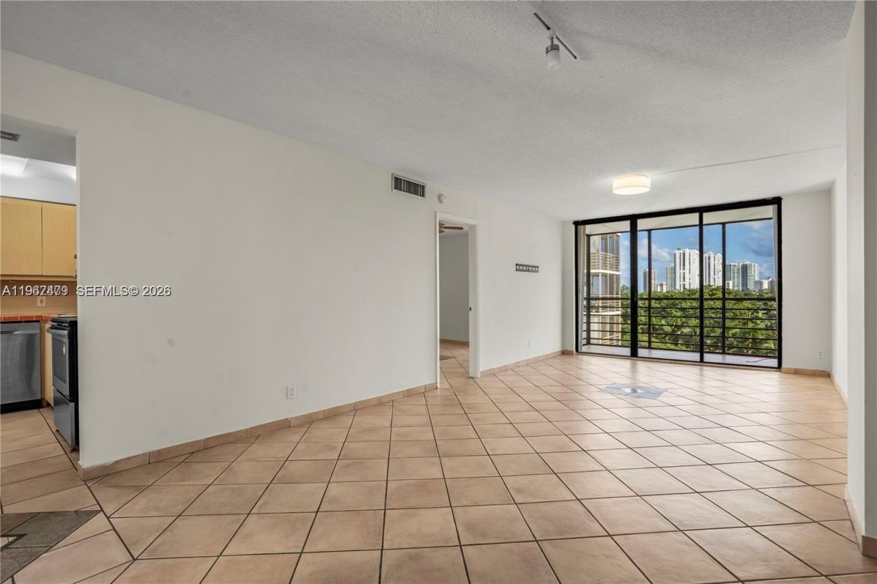 20500 W Country Club Dr , Unit 607, Aventura, FL 33180 Photo