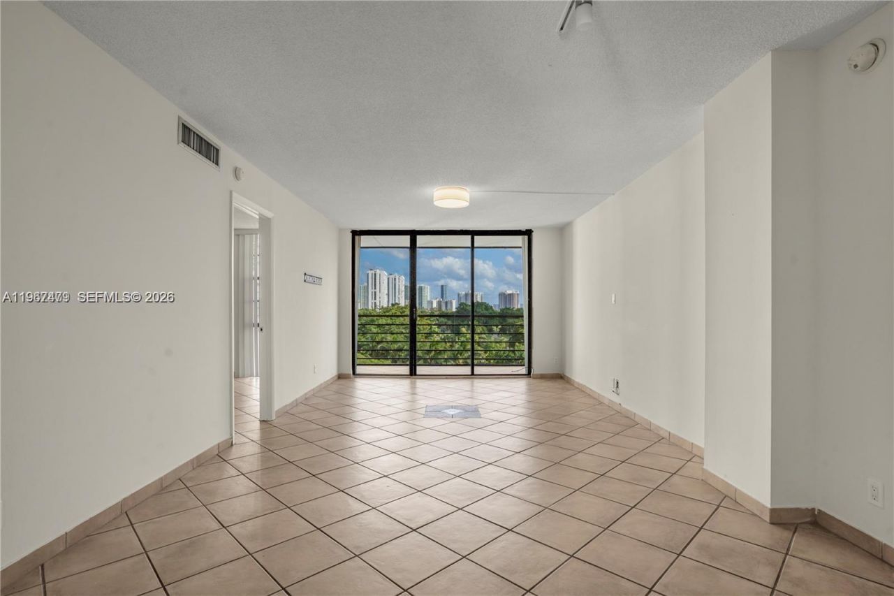 20500 W Country Club Dr , Unit 607, Aventura, FL 33180 Photo