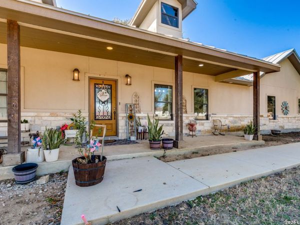 182 E short meadow, Lytle, TX 78052