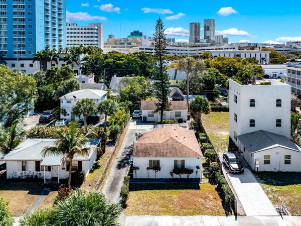 318 N Lakeside Court, West Palm Beach, FL 33407