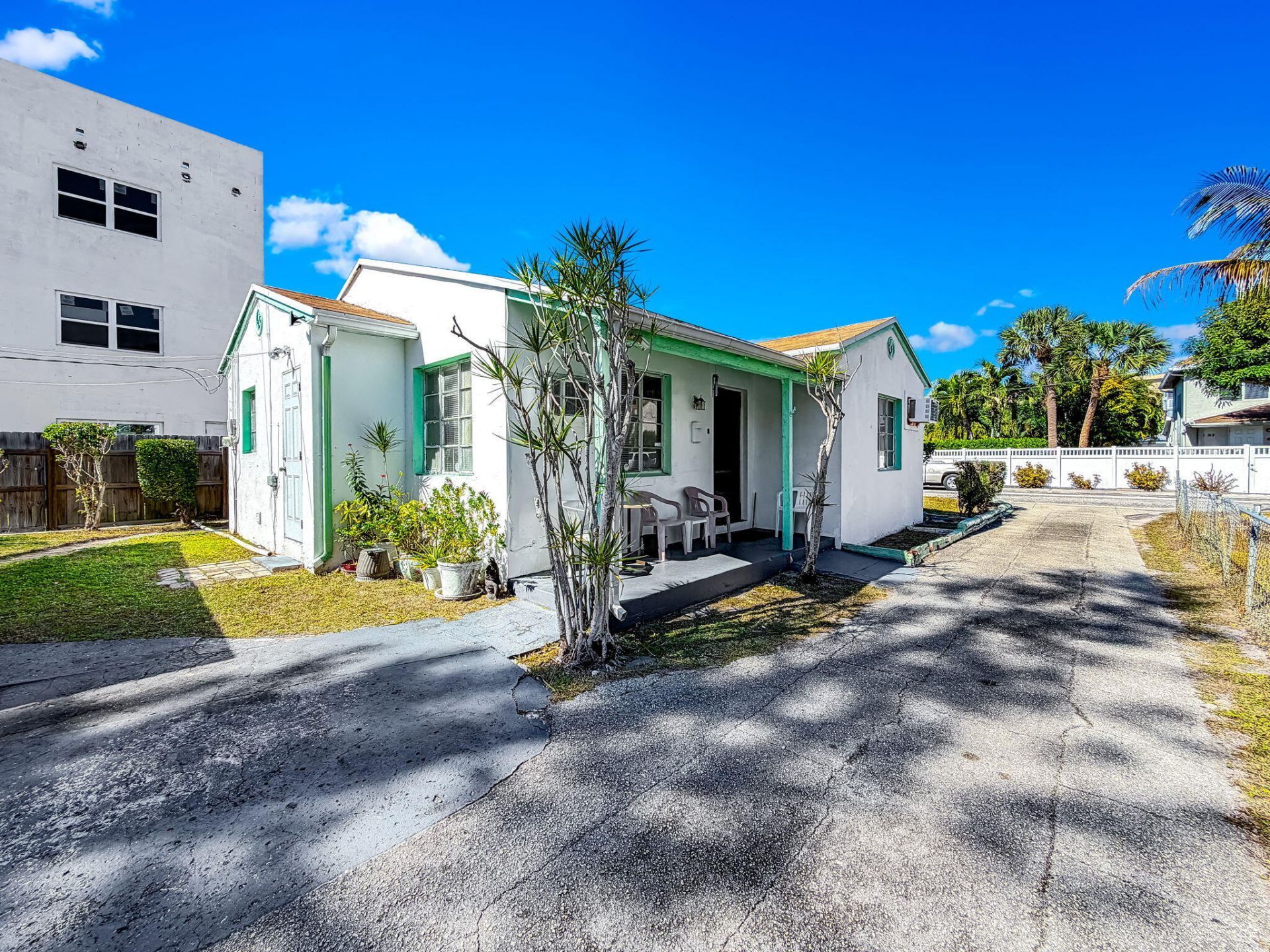 318 N Lakeside Court, West Palm Beach, FL 33407 Photo