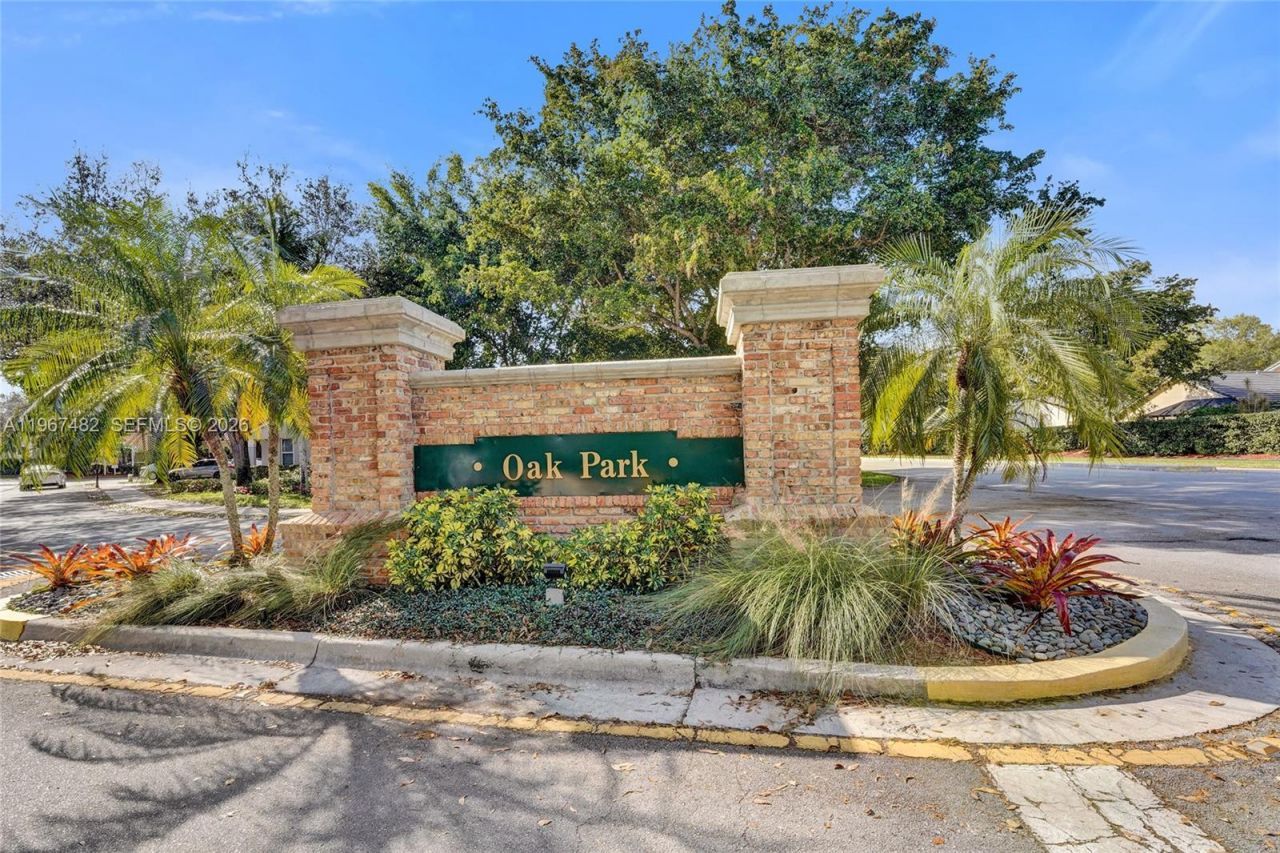 2932 Oak Park Cir, Davie, FL 33328 Photo