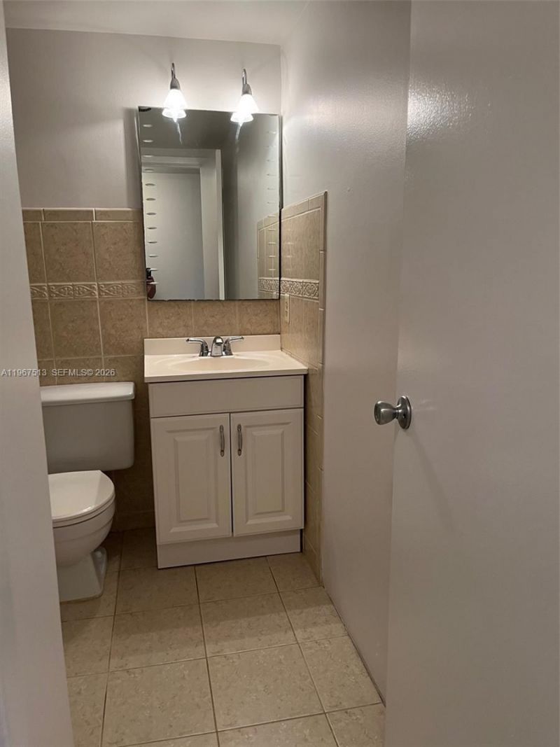 2420 Diana Dr, Unit 202, Hallandale Beach, FL 33009 Photo