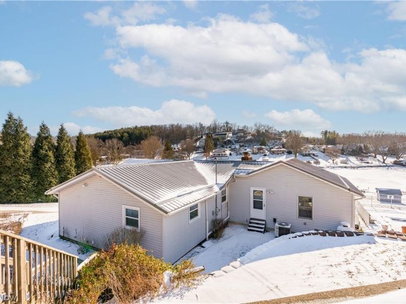 382 E Mohawk Drive, Malvern, OH 44644 Photo 2