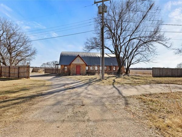 22676 N Route 66 , Clinton, OK 73601