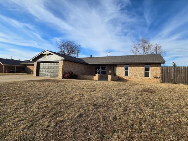 613 Comanche Trail, Altus, OK 73521