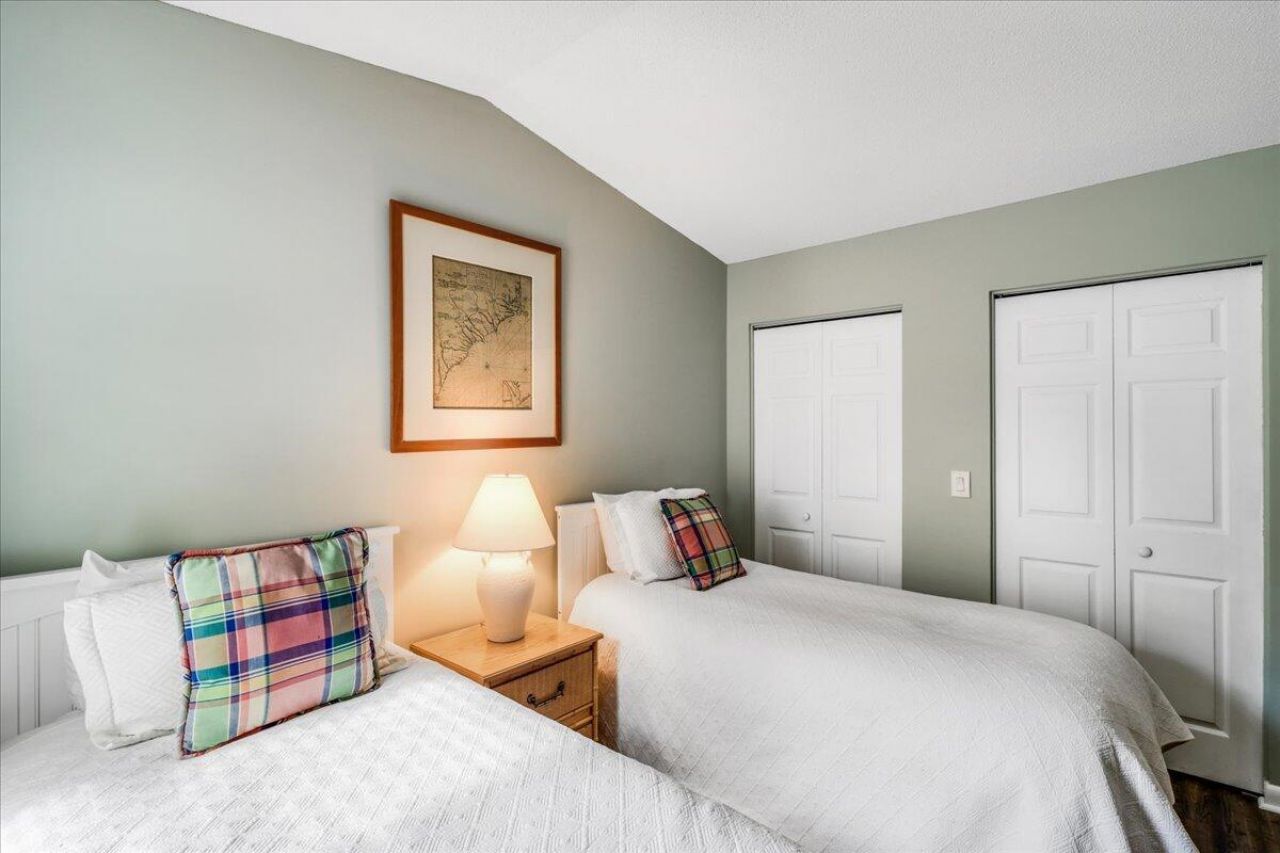 410 Yacht Harbor Court Photo 15