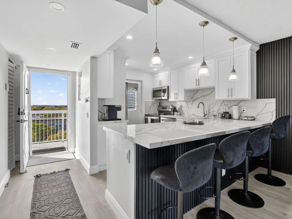 5700 NW 2nd Avenue, Unit Apt 711, Boca Raton, FL 33487