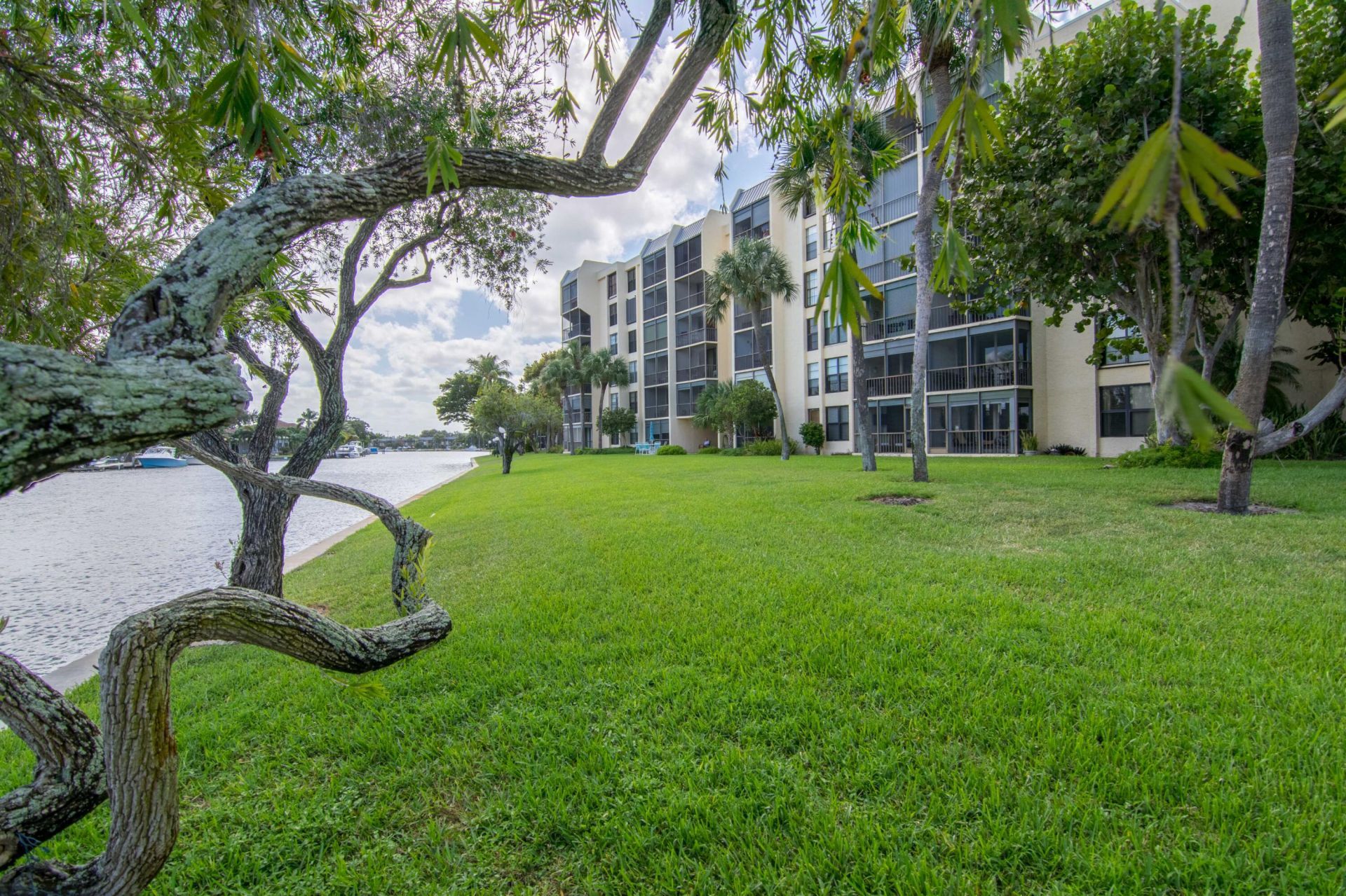 20 Royal Palm Way, Unit 203, Boca Raton, FL 33432 Photo