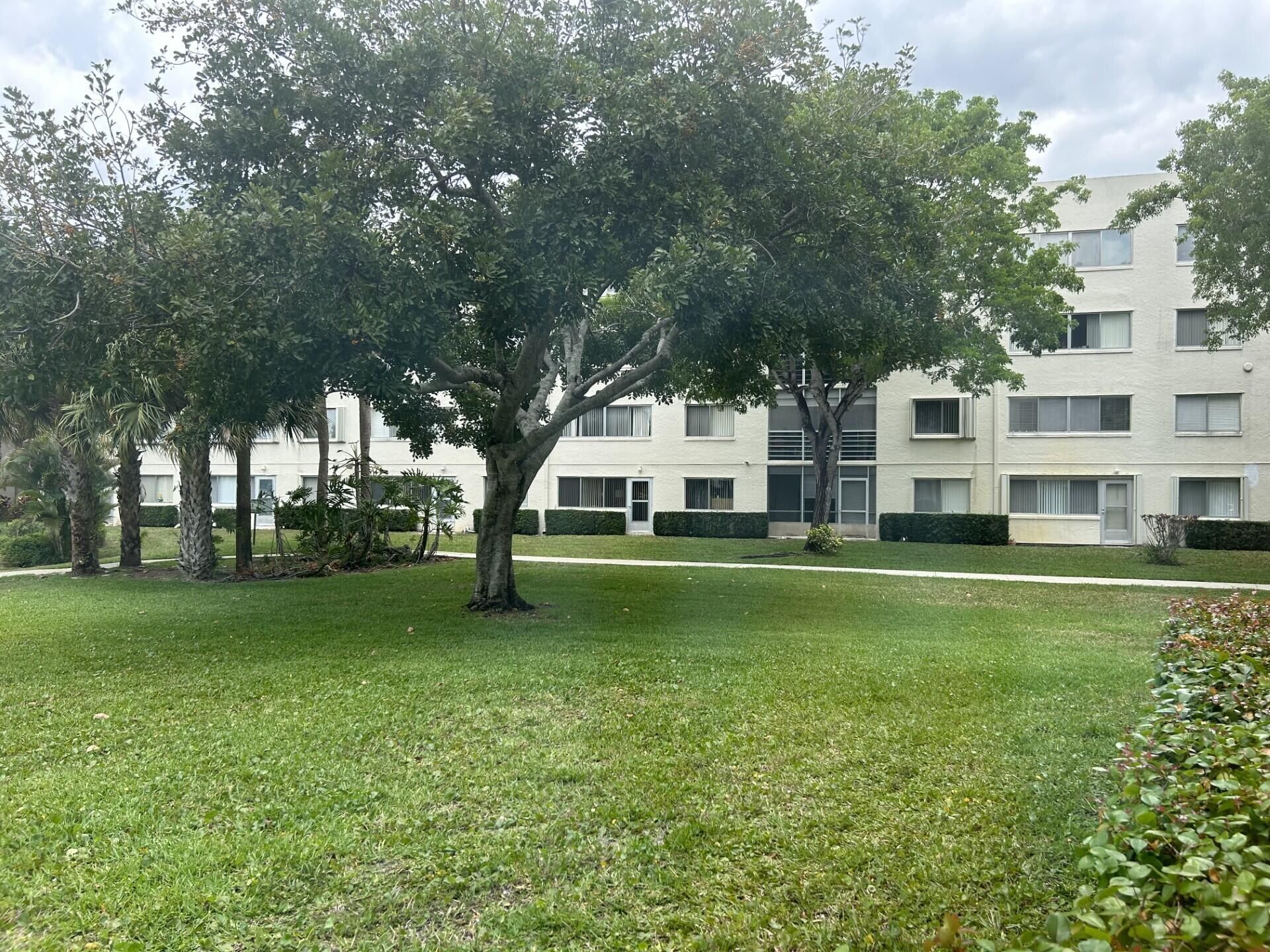 729 Lori Drive, Unit 101, Palm Springs, FL 33461 Photo