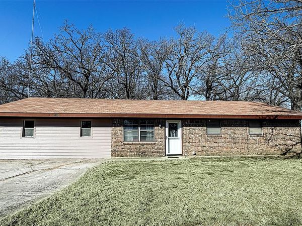 220 Tanglewood Street , Bowie, TX 76230