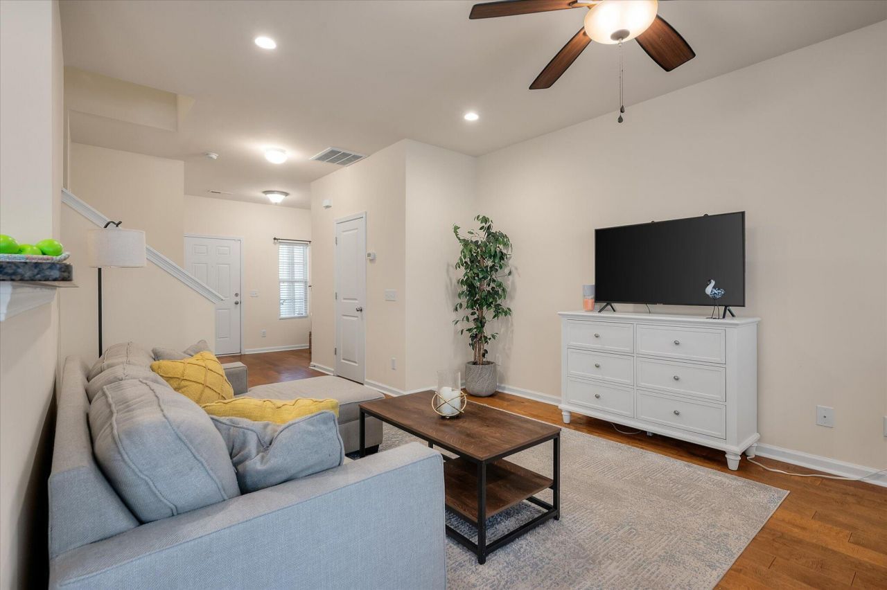 3308 Conservancy Lane Photo 9